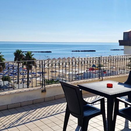 Mansarda Fronte Mare Con Servizio Spiaggia Incluso A Roseto Degli Abruzzi Exterior photo