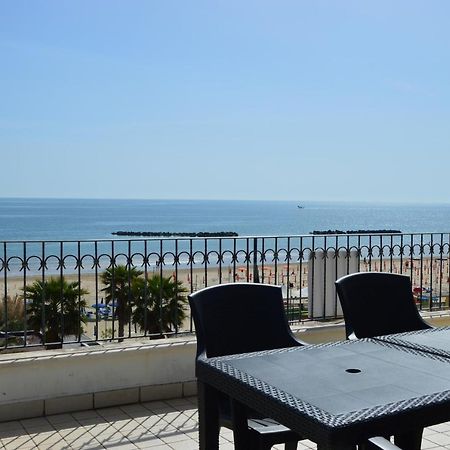Mansarda Fronte Mare Con Servizio Spiaggia Incluso A Roseto Degli Abruzzi Exterior photo