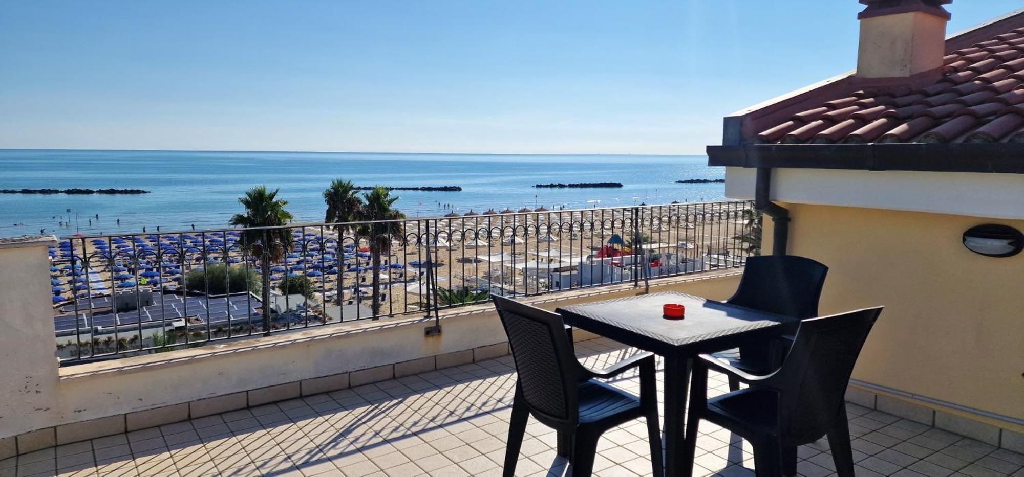 Mansarda Fronte Mare Con Servizio Spiaggia Incluso A Roseto Degli Abruzzi Exterior photo