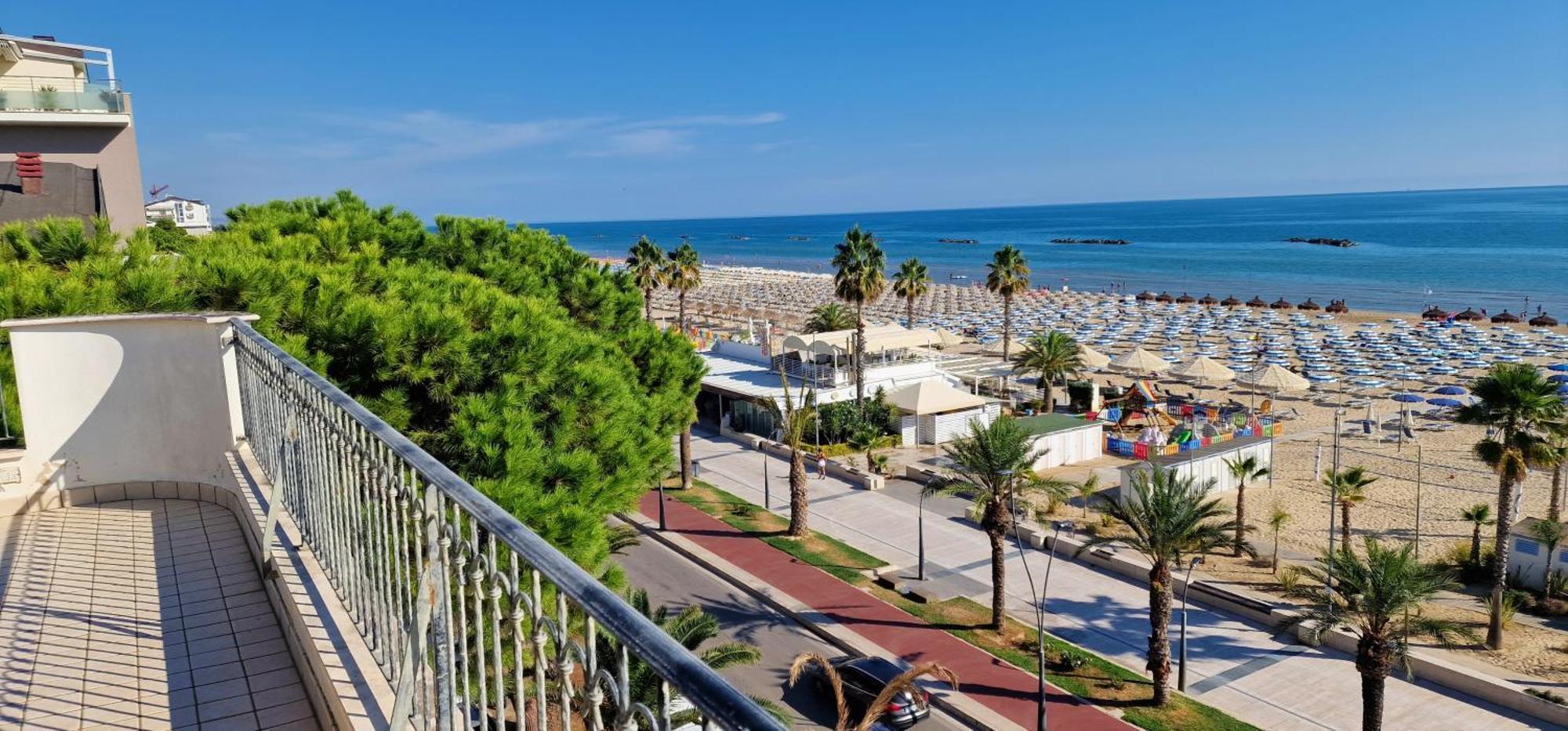 Mansarda Fronte Mare Con Servizio Spiaggia Incluso A Roseto Degli Abruzzi Exterior photo