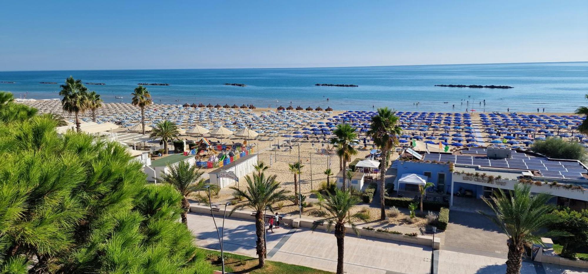 Mansarda Fronte Mare Con Servizio Spiaggia Incluso A Roseto Degli Abruzzi Exterior photo