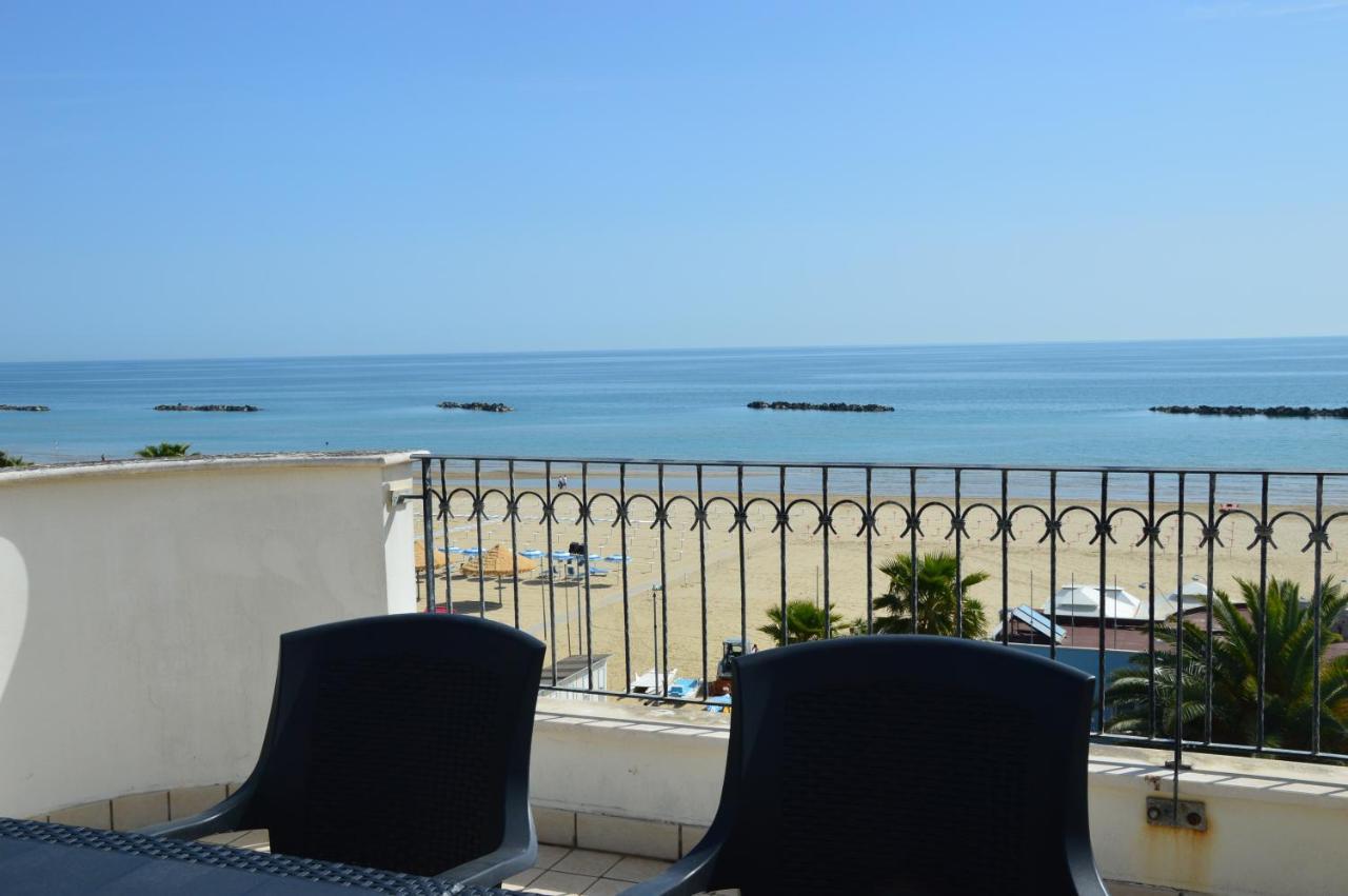 Mansarda Fronte Mare Con Servizio Spiaggia Incluso A Roseto Degli Abruzzi Exterior photo