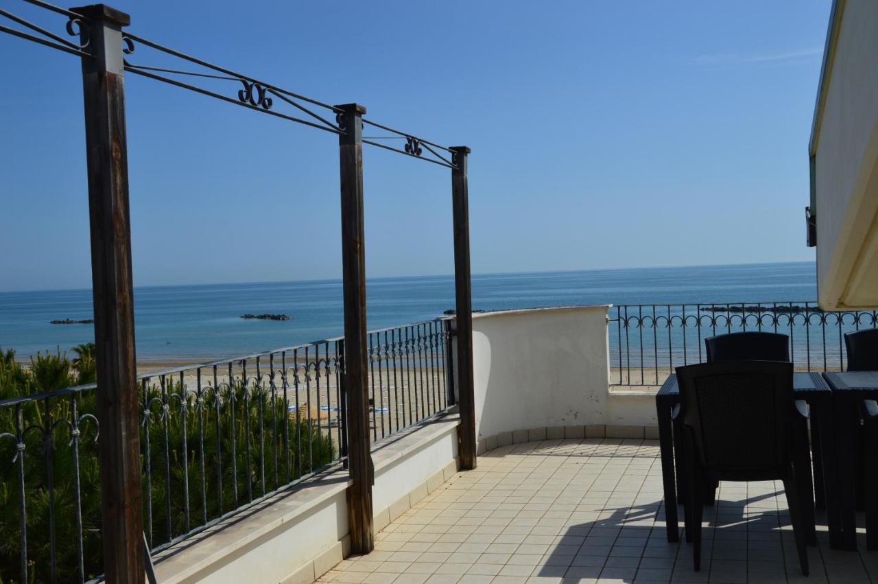 Mansarda Fronte Mare Con Servizio Spiaggia Incluso A Roseto Degli Abruzzi Exterior photo