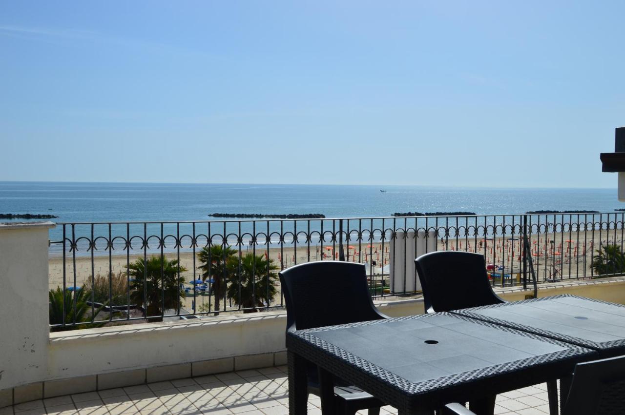 Mansarda Fronte Mare Con Servizio Spiaggia Incluso A Roseto Degli Abruzzi Exterior photo
