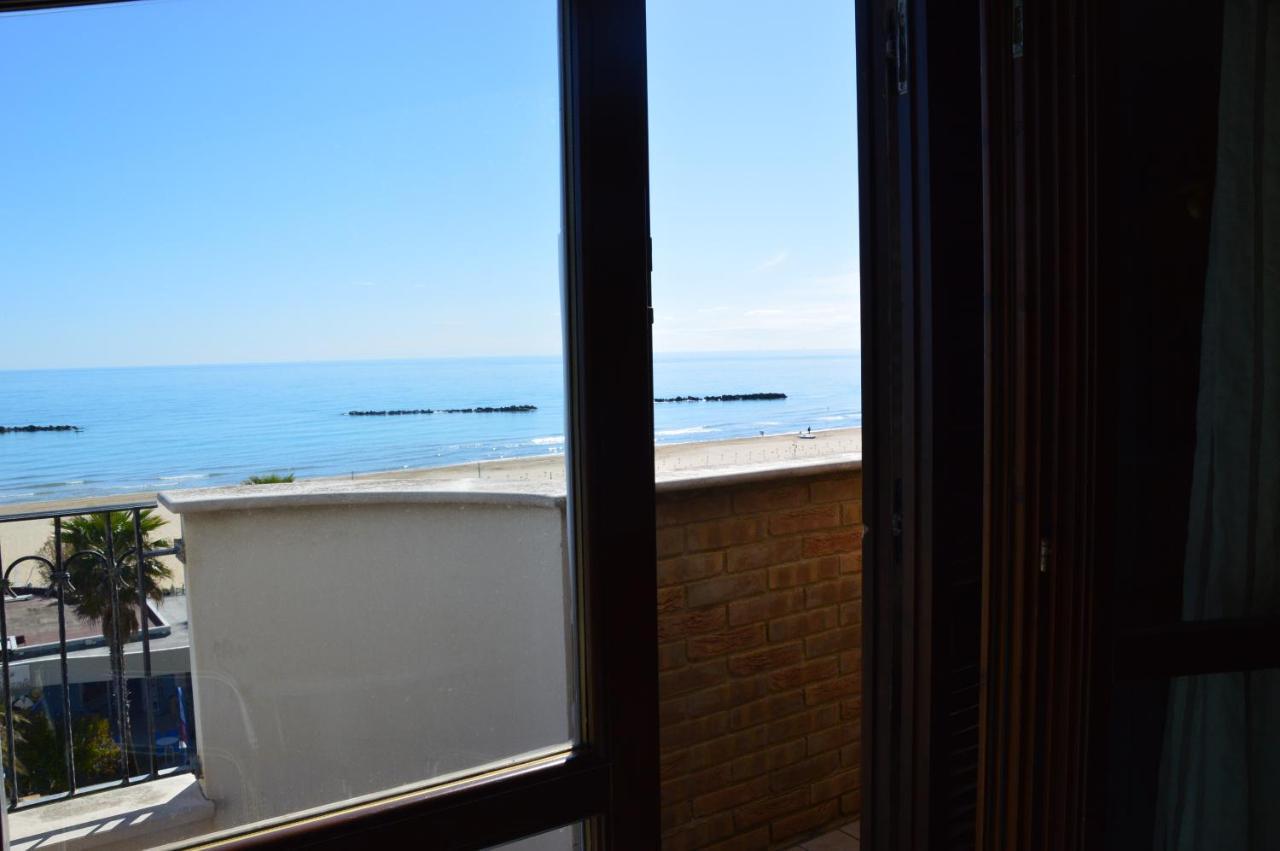 Mansarda Fronte Mare Con Servizio Spiaggia Incluso A Roseto Degli Abruzzi Exterior photo