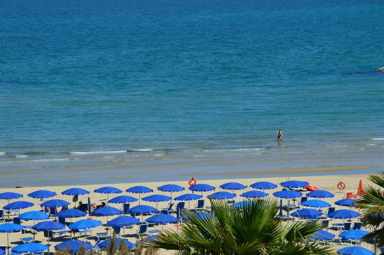 Mansarda Fronte Mare Con Servizio Spiaggia Incluso A Roseto Degli Abruzzi Exterior photo