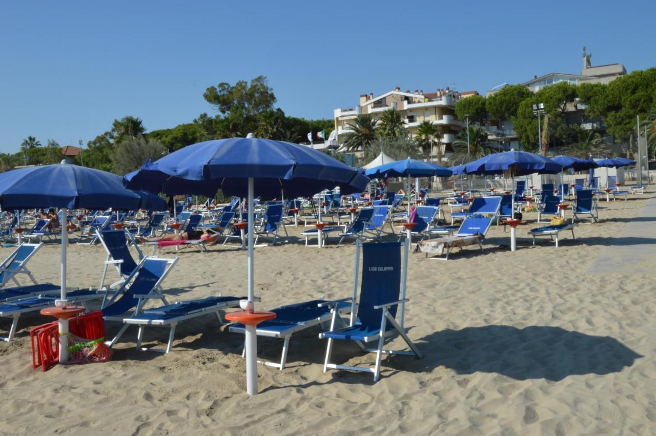 Mansarda Fronte Mare Con Servizio Spiaggia Incluso A Roseto Degli Abruzzi Exterior photo