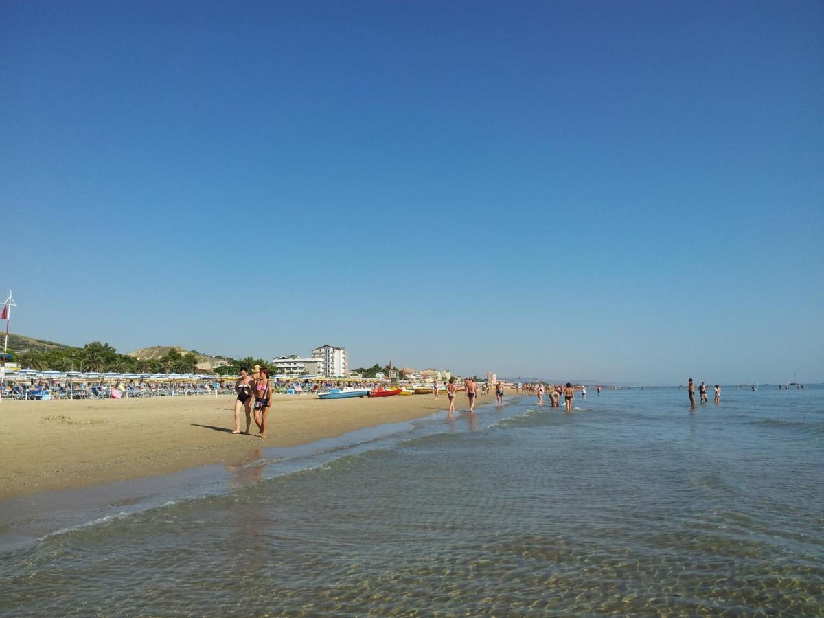 Mansarda Fronte Mare Con Servizio Spiaggia Incluso A Roseto Degli Abruzzi Exterior photo
