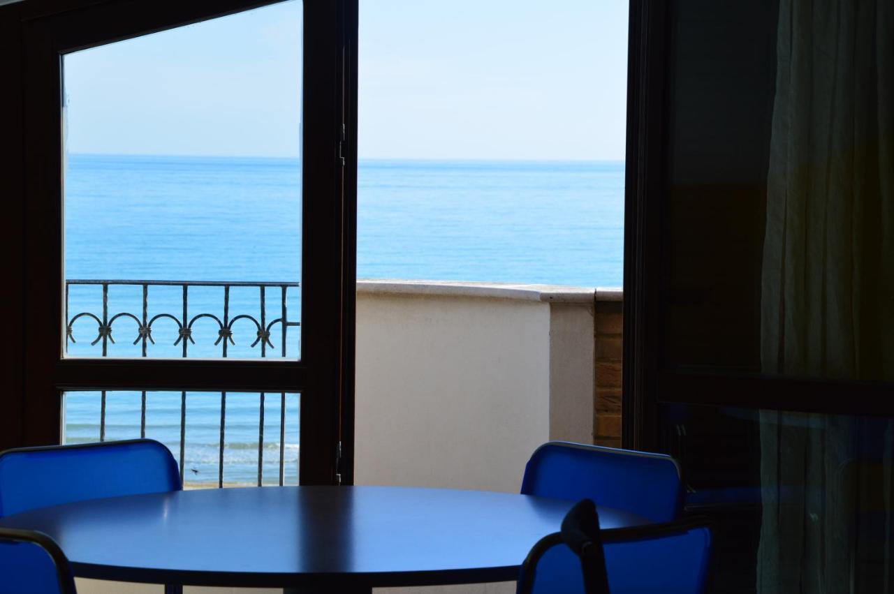 Mansarda Fronte Mare Con Servizio Spiaggia Incluso A Roseto Degli Abruzzi Exterior photo