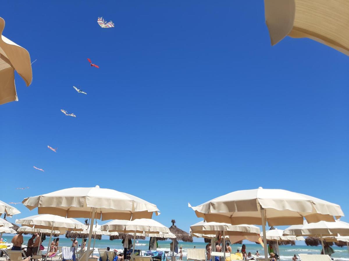 Mansarda Fronte Mare Con Servizio Spiaggia Incluso A Roseto Degli Abruzzi Exterior photo