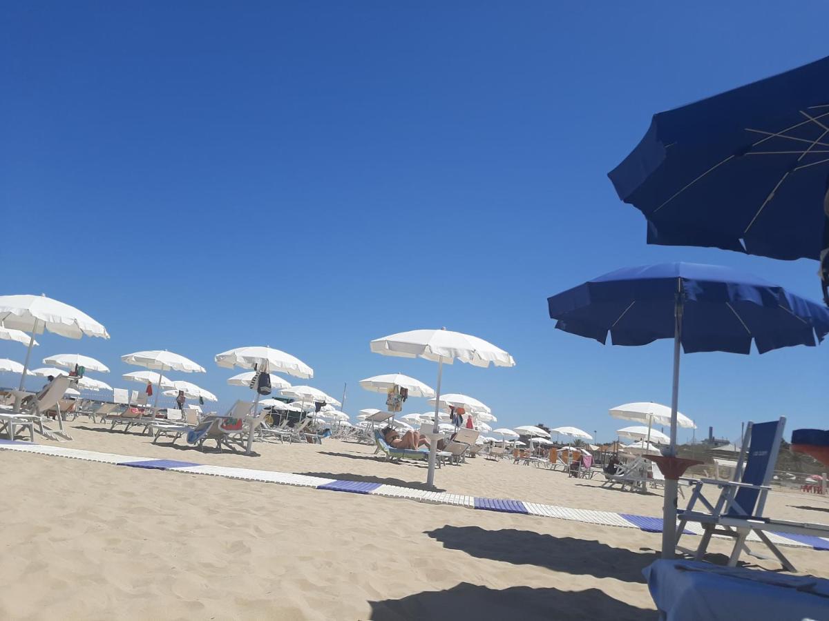 Mansarda Fronte Mare Con Servizio Spiaggia Incluso A Roseto Degli Abruzzi Exterior photo