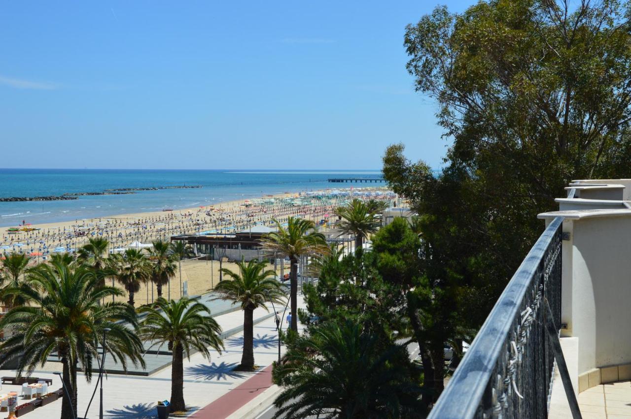 Mansarda Fronte Mare Con Servizio Spiaggia Incluso A Roseto Degli Abruzzi Exterior photo