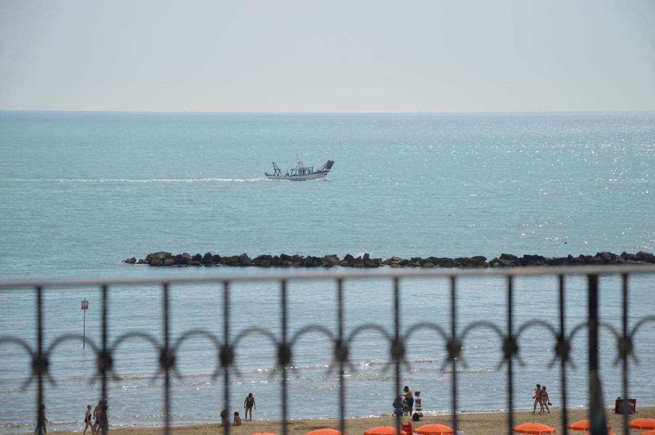 Mansarda Fronte Mare Con Servizio Spiaggia Incluso A Roseto Degli Abruzzi Exterior photo