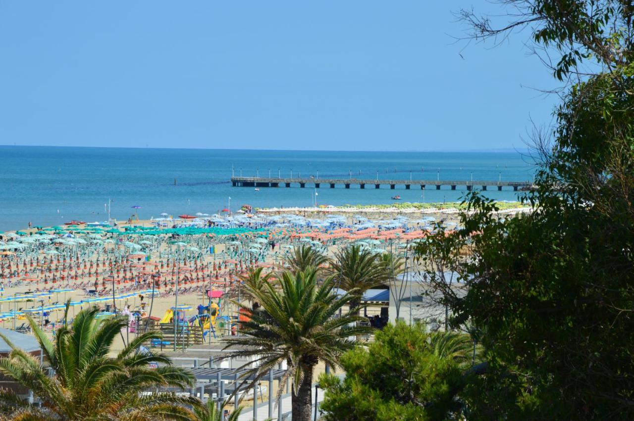 Mansarda Fronte Mare Con Servizio Spiaggia Incluso A Roseto Degli Abruzzi Exterior photo