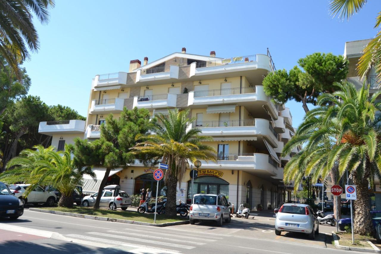 Mansarda Fronte Mare Con Servizio Spiaggia Incluso A Roseto Degli Abruzzi Exterior photo