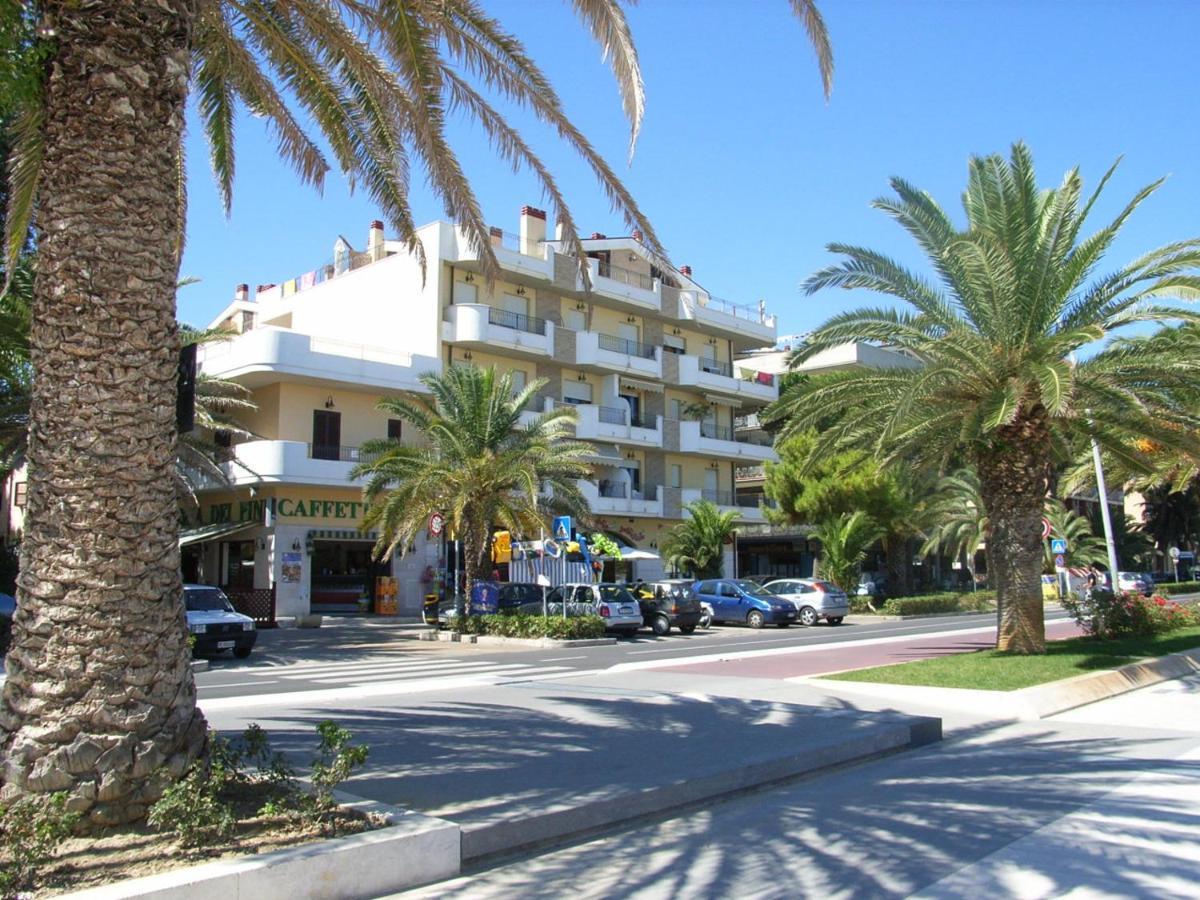 Mansarda Fronte Mare Con Servizio Spiaggia Incluso A Roseto Degli Abruzzi Exterior photo