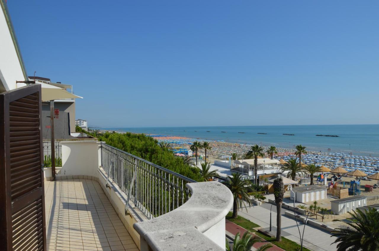 Mansarda Fronte Mare Con Servizio Spiaggia Incluso A Roseto Degli Abruzzi Exterior photo