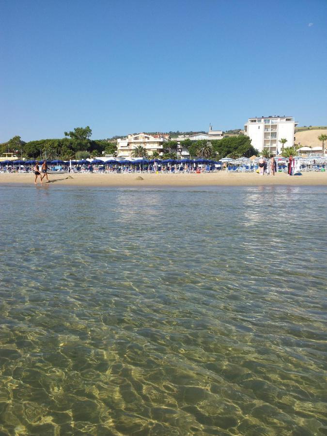 Mansarda Fronte Mare Con Servizio Spiaggia Incluso A Roseto Degli Abruzzi Exterior photo